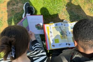 Lire la suite à propos de l’article 🌳📚 Quart d’heure de lecture en plein air : Un moment de partage et de sérénité pour nos élèves 🍃