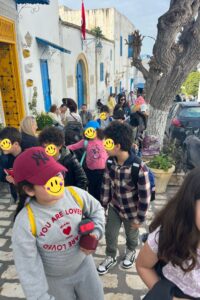 Lire la suite à propos de l’article 🧮 Promenade mathématique à Sidi Bou Saïd : Une aventure d’apprentissage pour les élèves de CE2 Orange