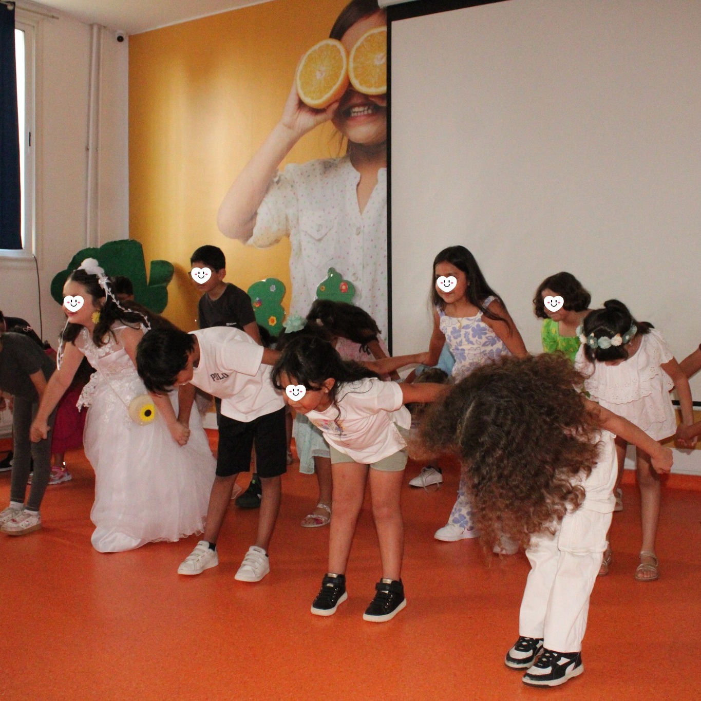 You are currently viewing 🌱🎭 Spectacle de fin d’année des CE1 Vert – Les petits écologistes en action ! 🎉🌿