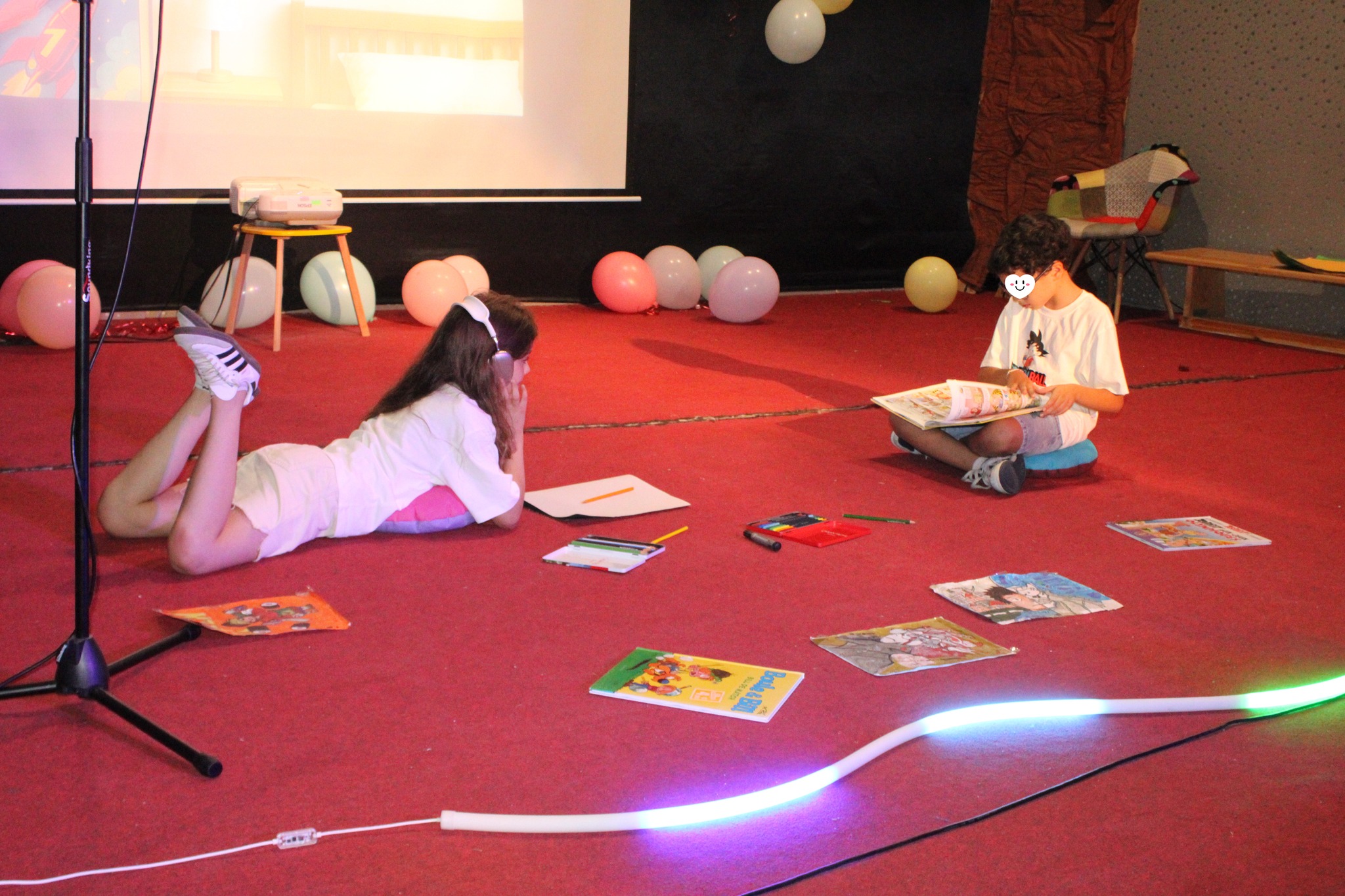 You are currently viewing ✨🎭 Spectacle des CM1 Jaune de Maîtresse Samia Slimane : un voyage au cœur des BD et de nos héros d’enfance ! 🎶🦸‍♀️📚